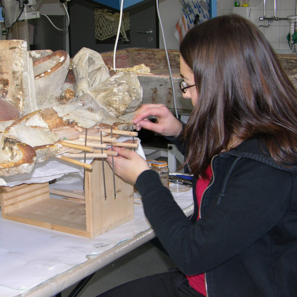 Nadine Scheibner: Holzfestigung mit Zwingen