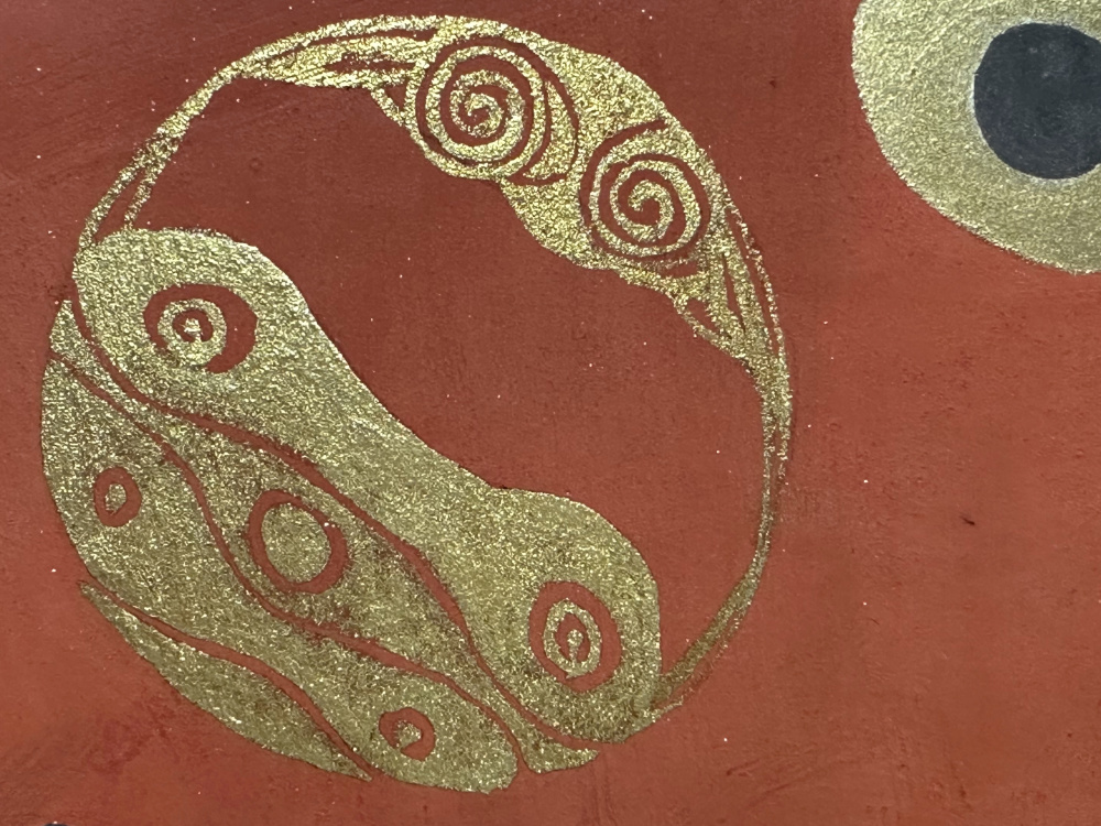 vergoldetes Ornament auf roter Farbe